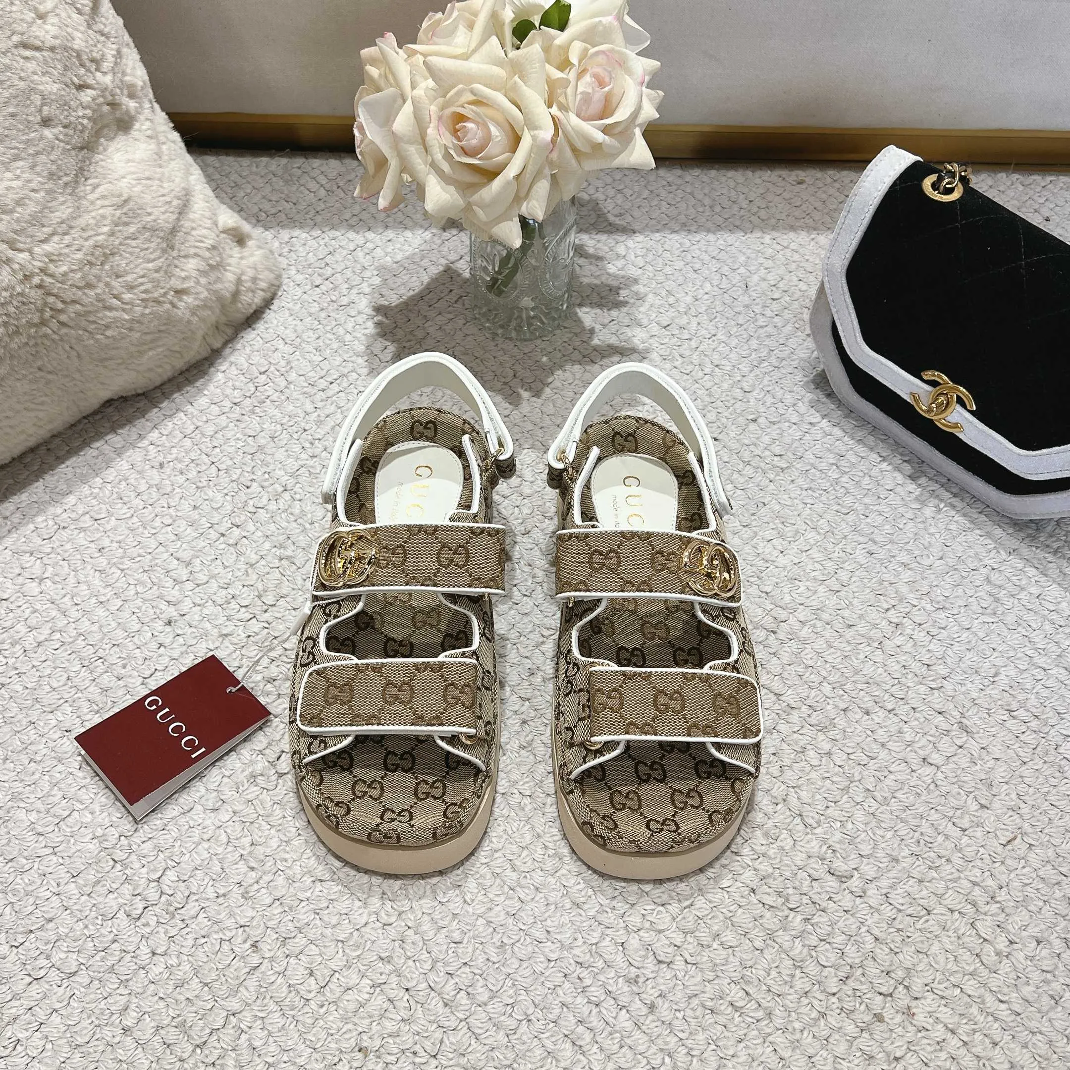 👟👟Ex-factory price 500👟👟Gucci’s modern design aesthetic explores the path of unique craftsmanship, cleverly integrating the brand’s classic elements with its beloved brand logo. The sandal is embellished with the beloved Double G hardware, adding a touch of understated branding to the design, complementing the versatility of the Velcro straps. Outsole: Wear-resistant and easy-to-bend sawtooth rubber foam sole! Ultra-light sole. Natural PU heightening insole. Size: Female 35-41#